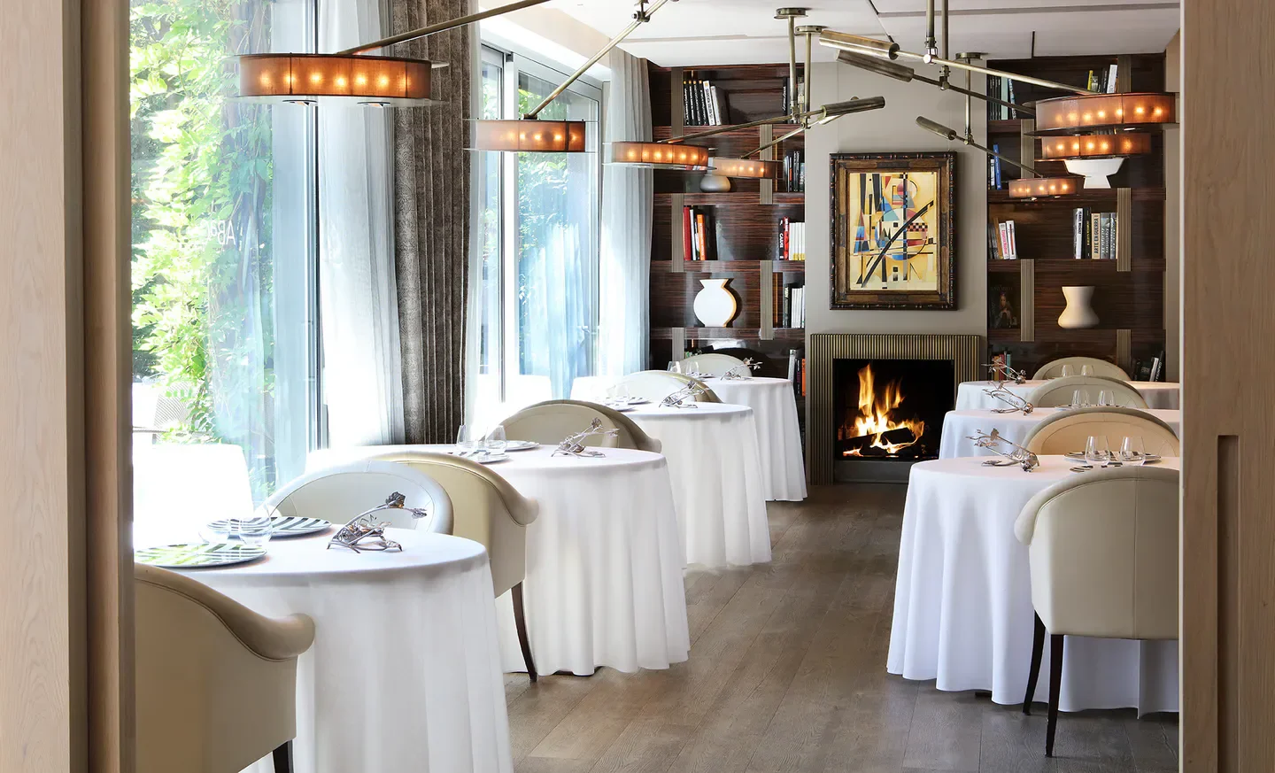 Cozy dining room at ABaC restaurant in Barcelona, with fireplace and elegant tables.