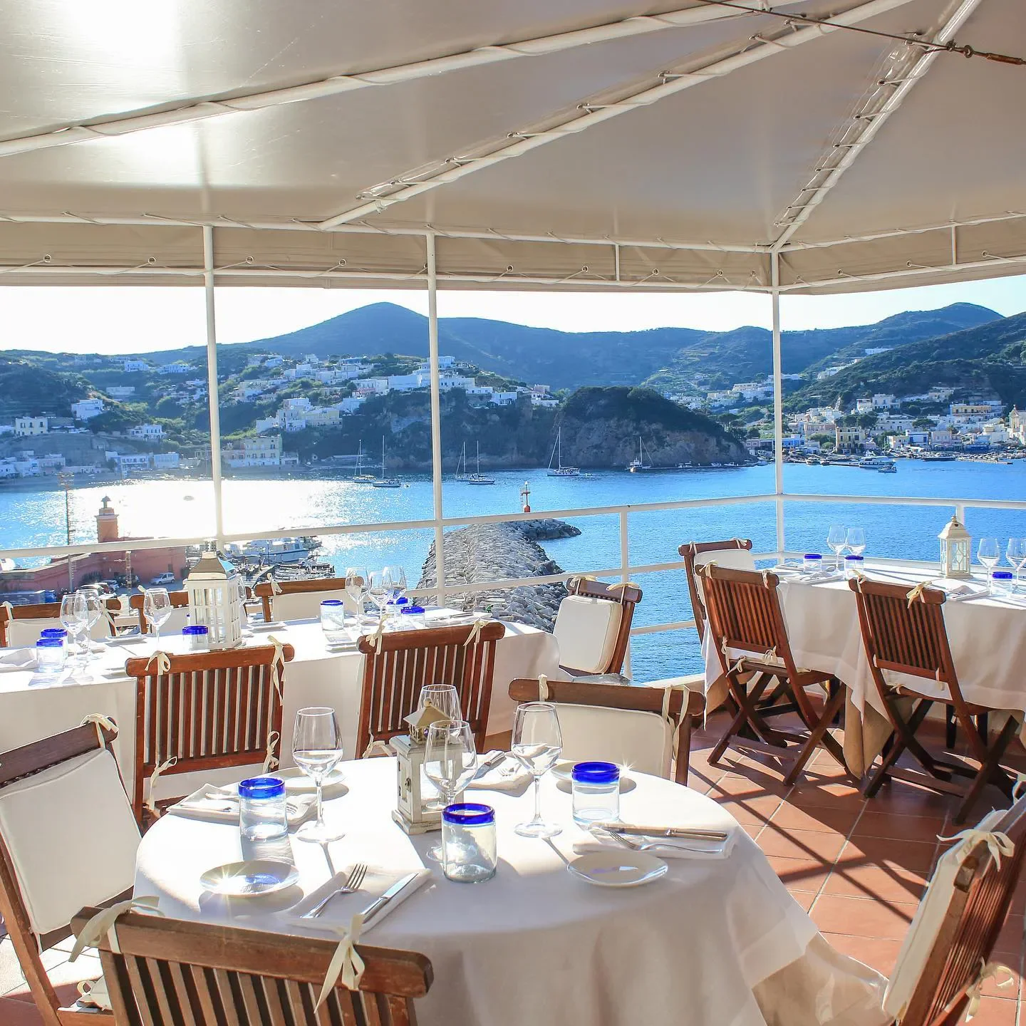 Outdoor dining at Acqua Pazza restaurant in Lazio with stunning coastal views.