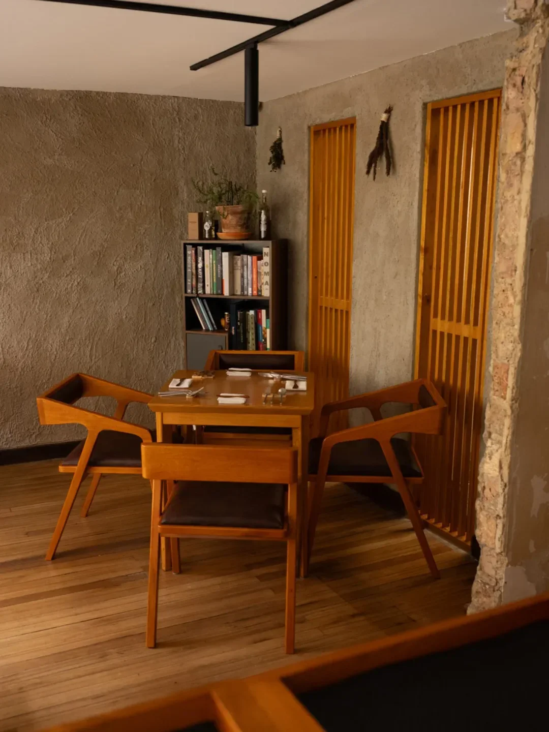 Cozy dining area at Afluente restaurant in Bogota, featuring wooden furniture and decor.
