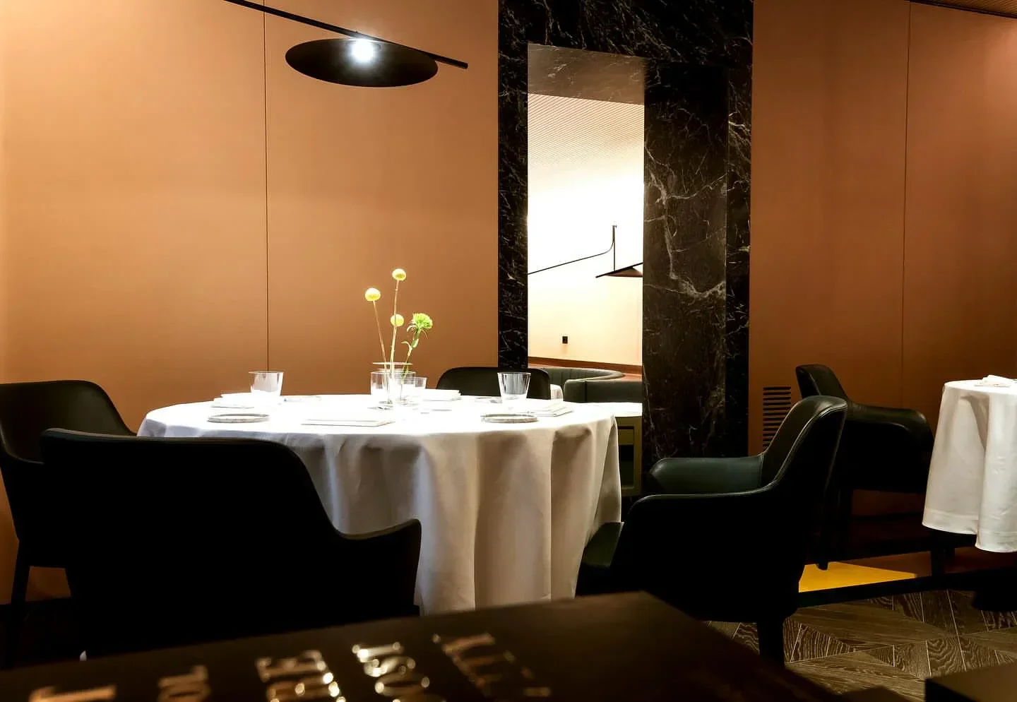 Elegant dining room at ARIA restaurant in Napoli, featuring stylish table setting.
