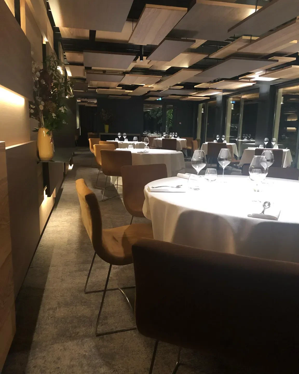 Atmosphères restaurant in Lyon, showcasing an elegant dining room interior with stylish decor.