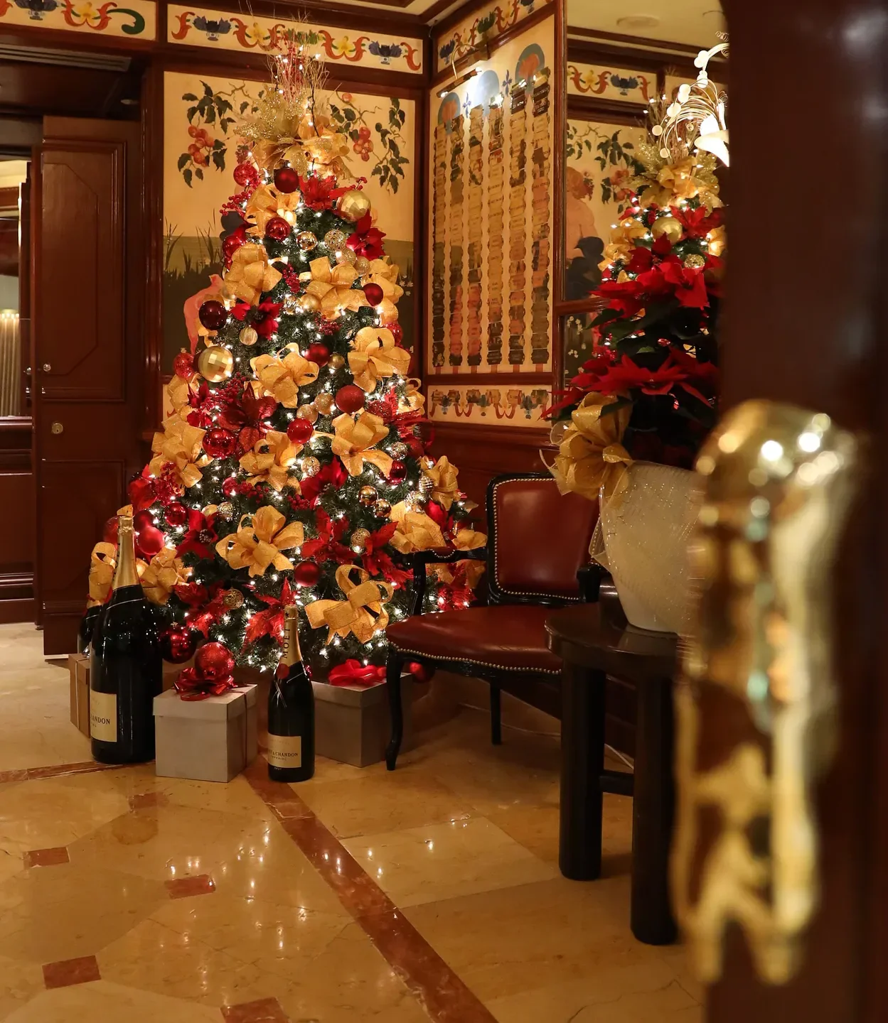 Festive Christmas tree at Au Pied de Cochon restaurant in Mexico City, decorated with ornaments.