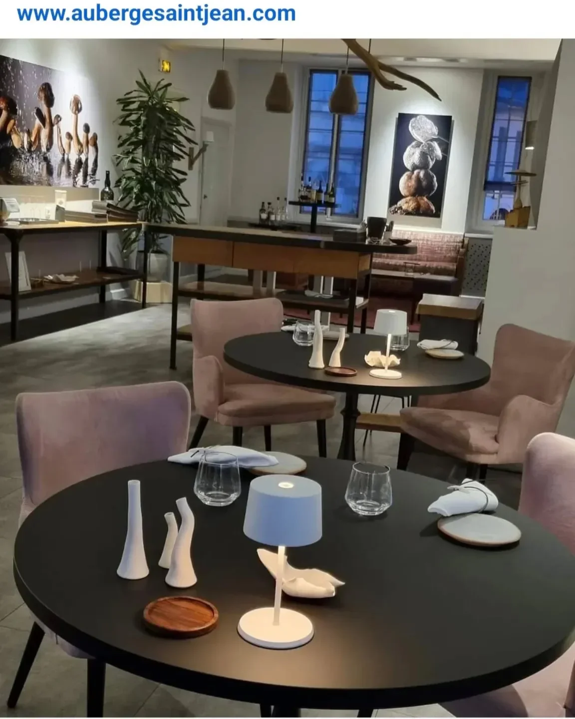 Elegant dining room interior at Auberge St-Jean restaurant in Bordeaux, featuring table setting.