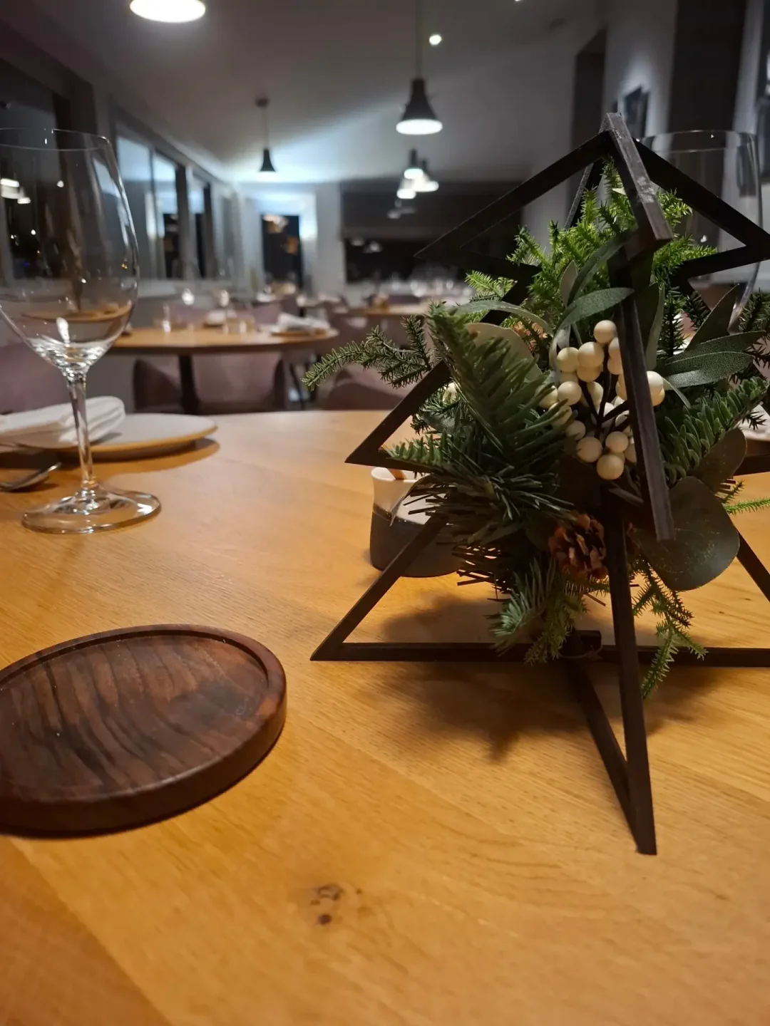 Cozy ambiance at Auberge St-Jean in Bordeaux with a decorative centerpiece and elegant table setting for dining.