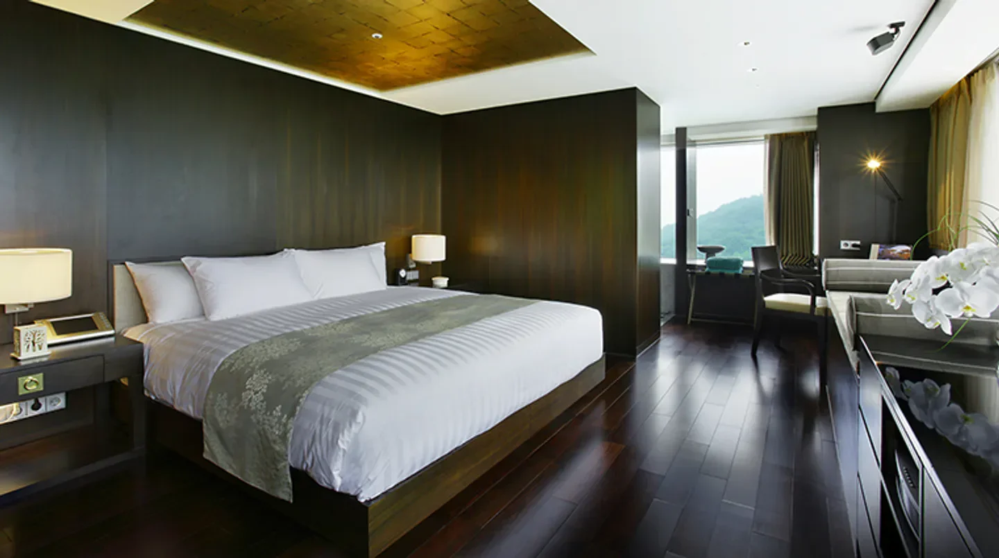 Luxury bedroom at Banyan Tree Club & Spa Seoul, featuring a king-size bed in Seoul.