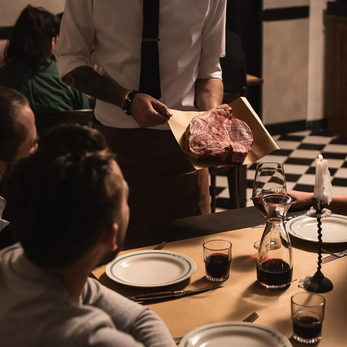 Bistecca Sydney: waiter presenting a large steak at the restaurant's dining table