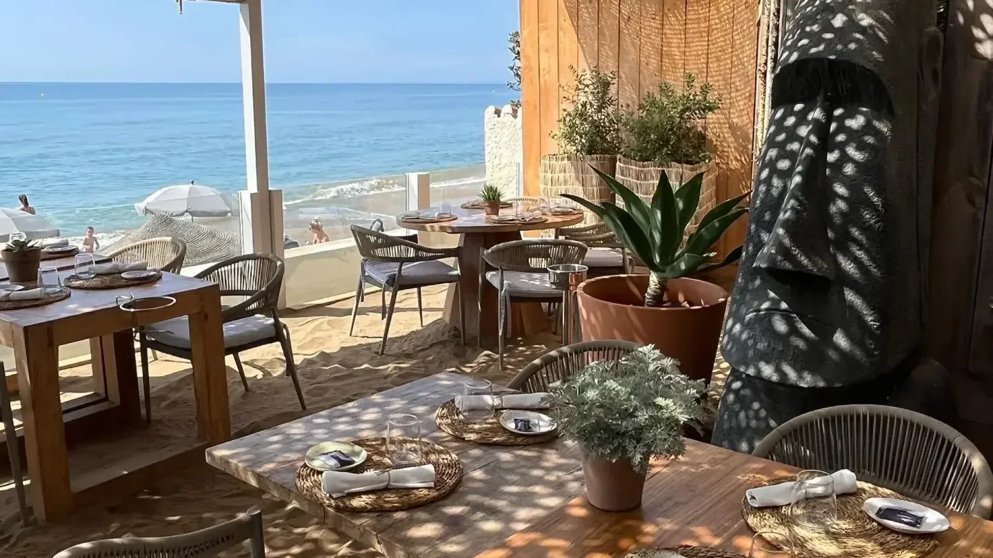 Bono Beach restaurant in Marbella: beachfront dining with ocean views and stylish decor.