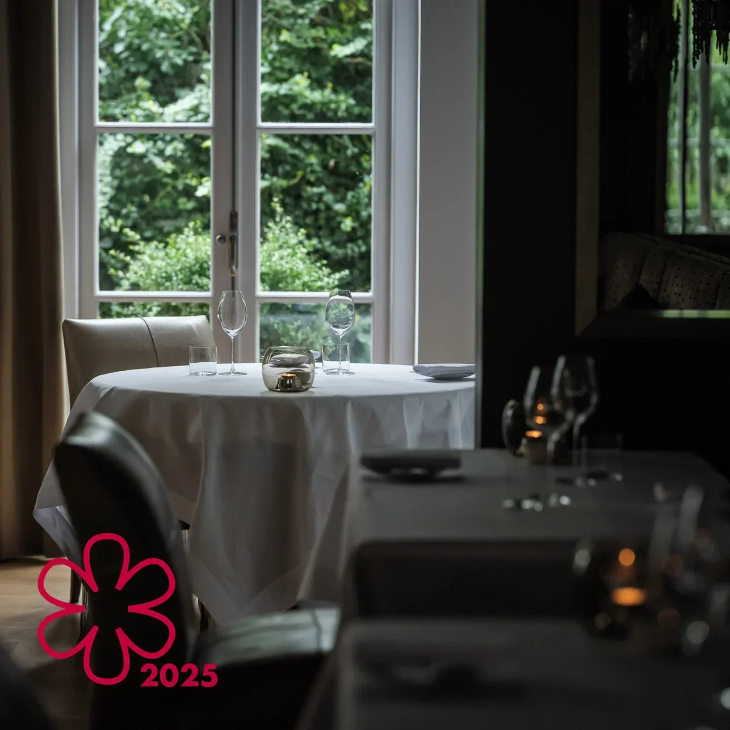 Elegant dining at Calla's restaurant in The Hague, with a view of the outdoors