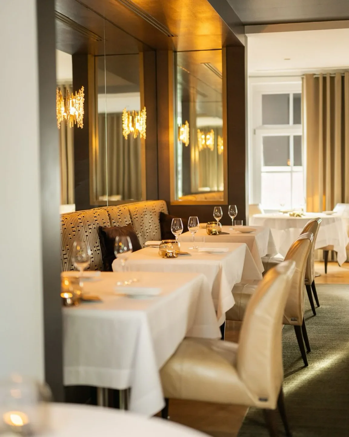 Elegant interior dining at Calla's restaurant in The Hague, featuring tables set for fine dining with ambient lighting.
