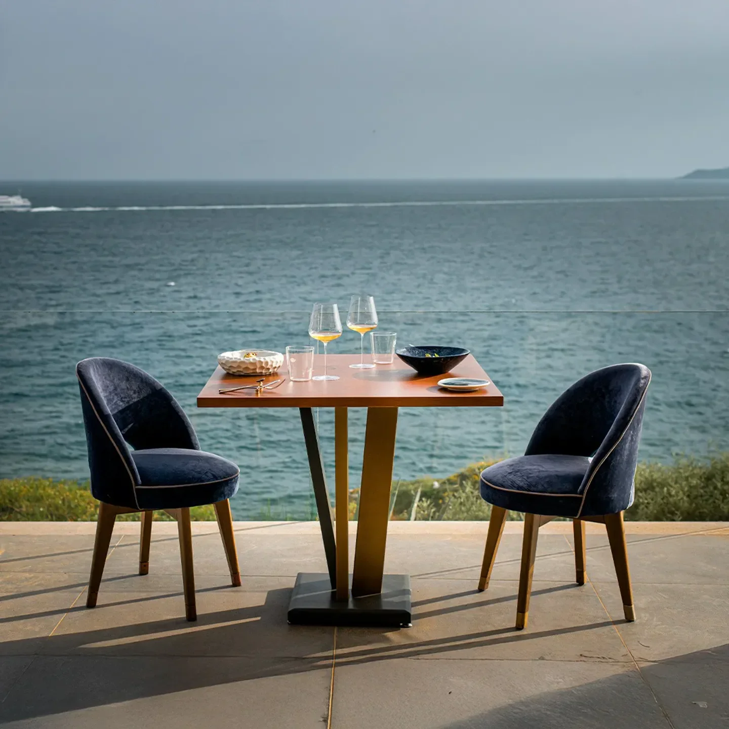 Caracol restaurant in Napoli: romantic table setting with sea views