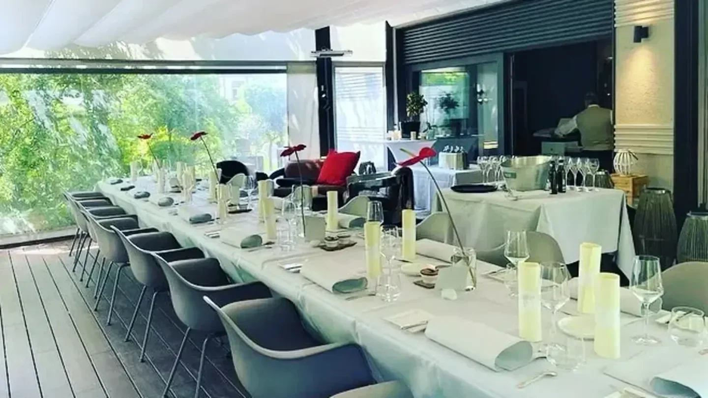 Elegant dining space at Carmelo Greco in Frankfurt, ready for service with beautiful views.