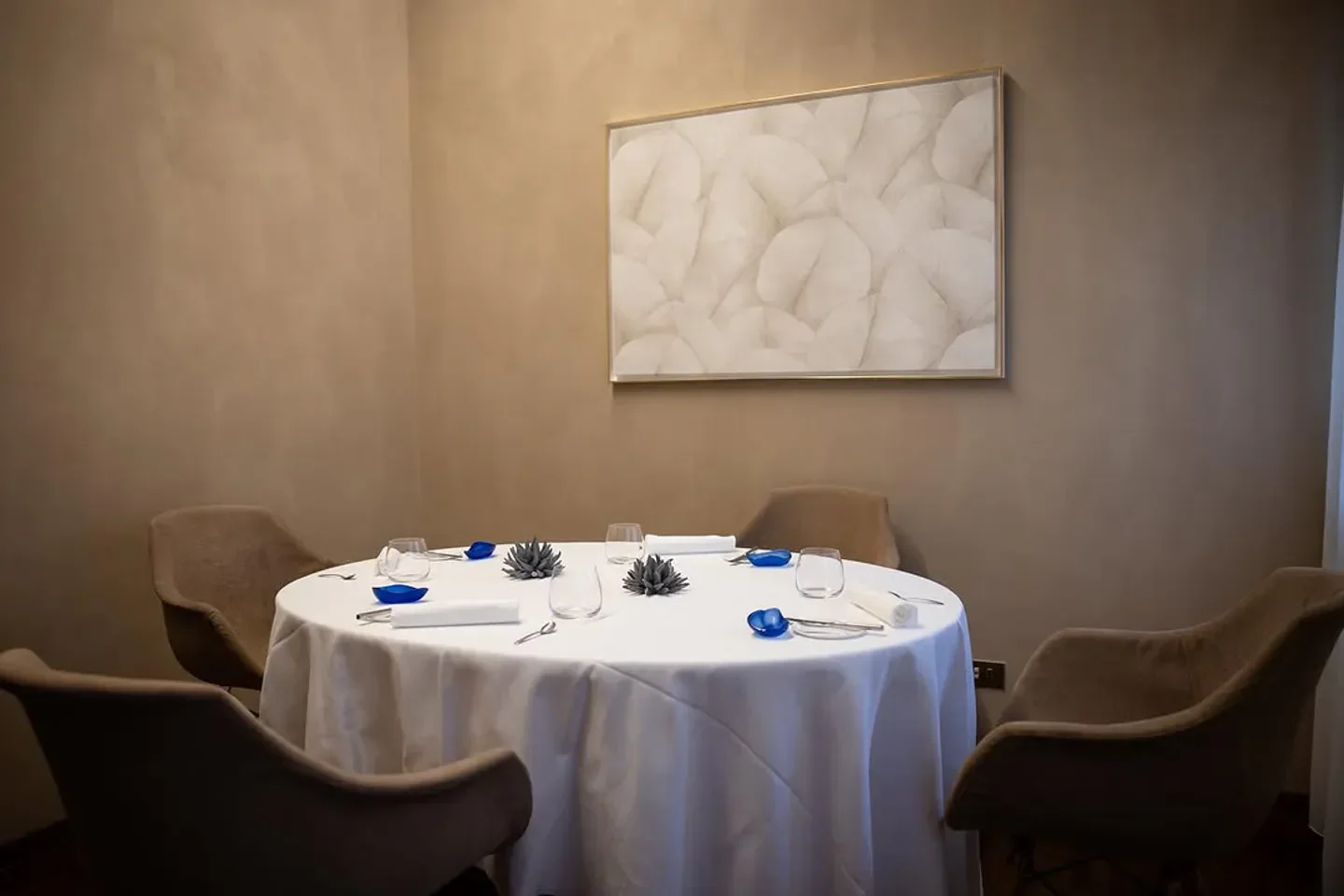 Elegant dining at Casa Rapisarda restaurant in Marche, featuring a beautifully set table.