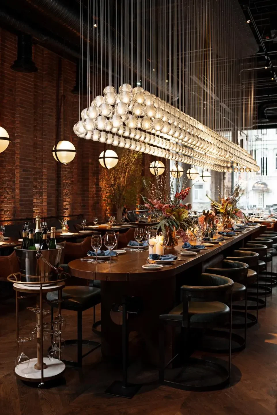 Catch restaurant in Kyiv: Luxurious dining table with unique lighting and champagne.