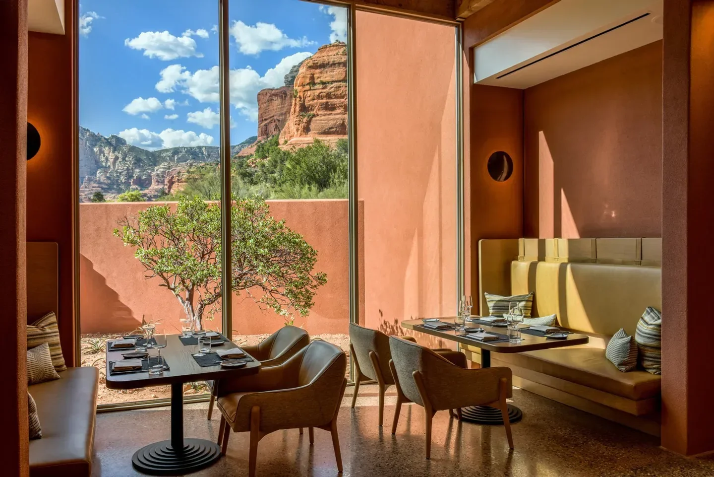 Che Ah Chi in Sedona: Dining room with views of red rocks and stylish interiors