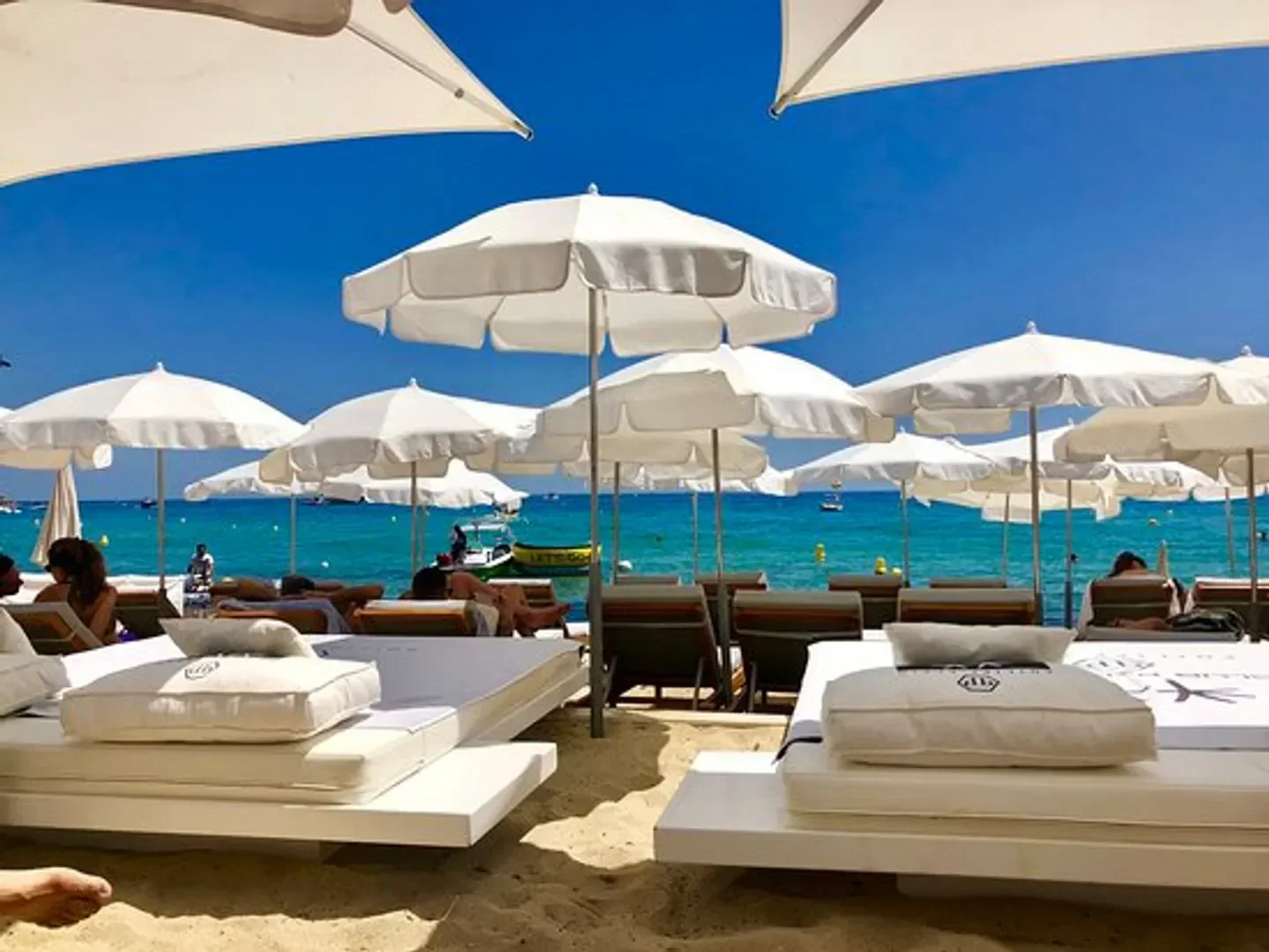 Os 10 Melhores Beach Club Abertos na Quinta-feira em Saint-Tropez