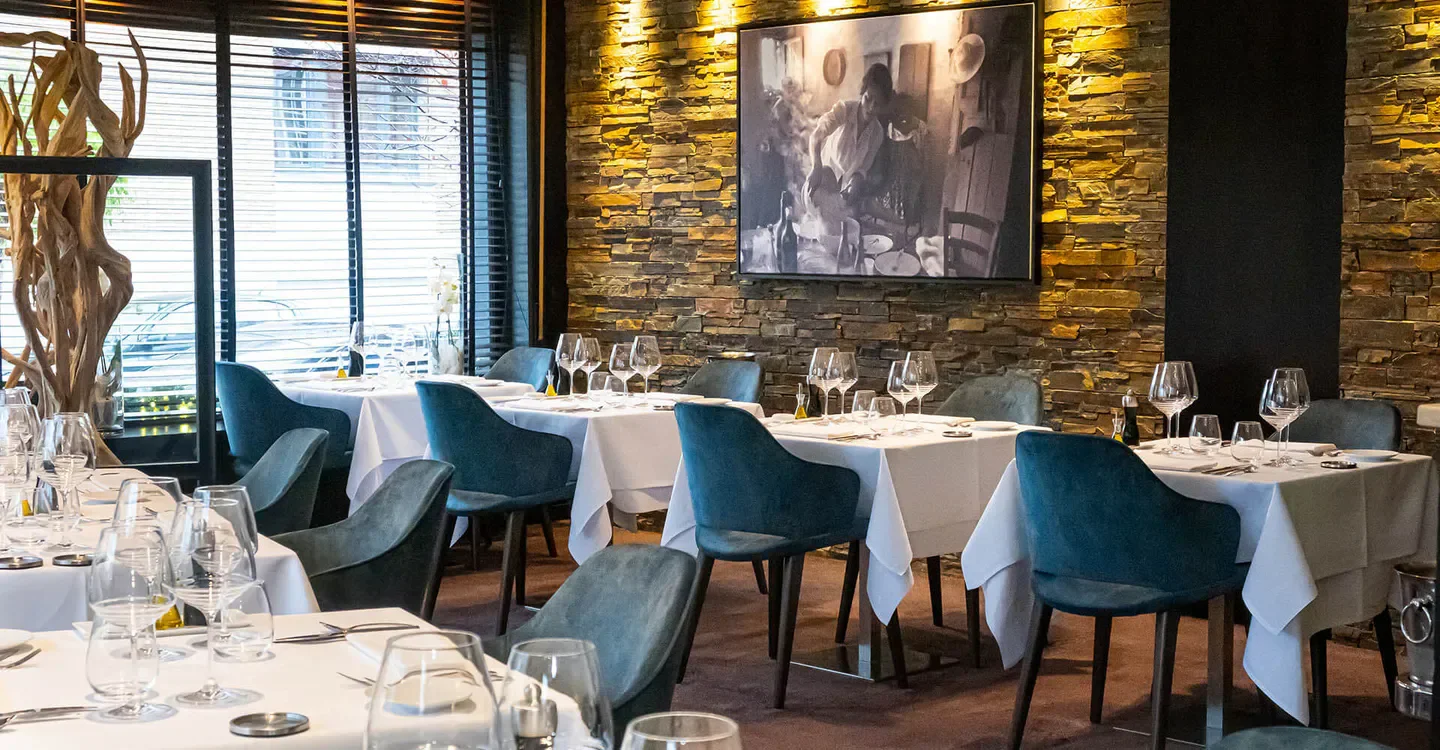Elegant interior of Da Mimmo restaurant in Brussels, with tables set for dining.