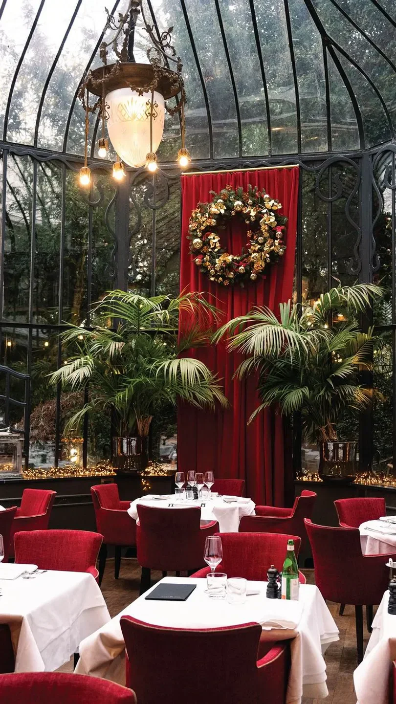 Danieli Il Divino in Antwerp: Elegant restaurant interior with red chairs and Christmas decor.