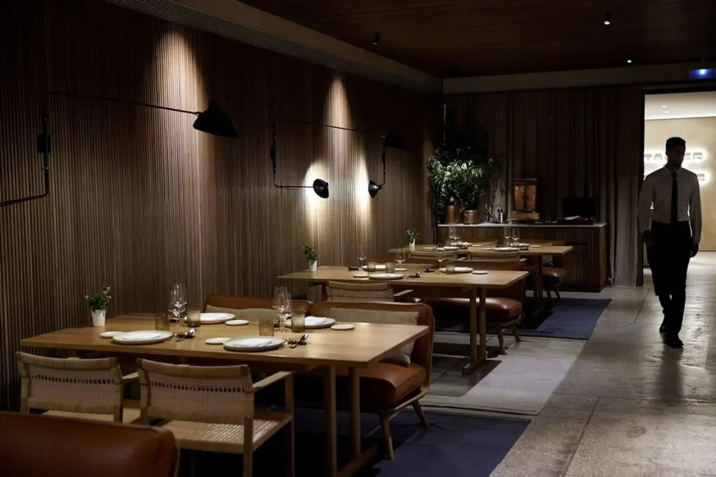 Elegant dining room at Desde 1911 in Madrid, featuring warm lighting and inviting atmosphere.