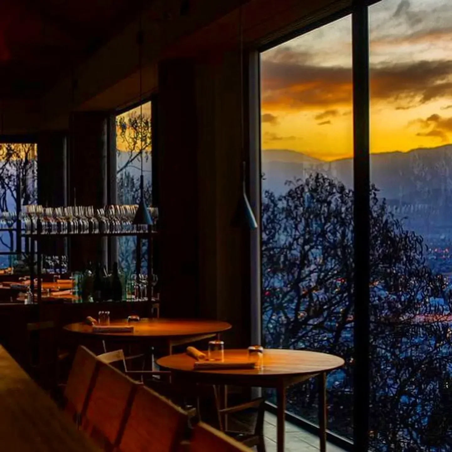 El Baqueano, Buenos Aires: Cozy dining room with sunset views over the city.