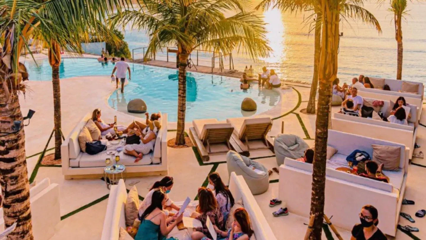 Relaxing day at El Kabron Bali beach club with pool and ocean views in Bali