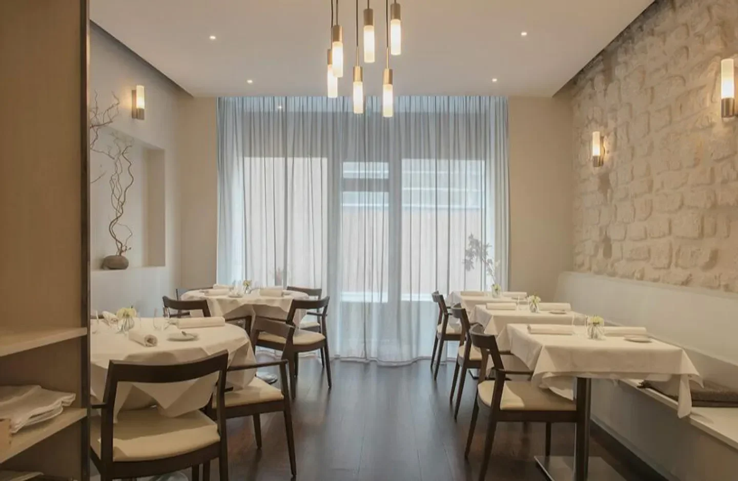 ES restaurant in Paris: Elegant dining room with tables set and soft lighting.