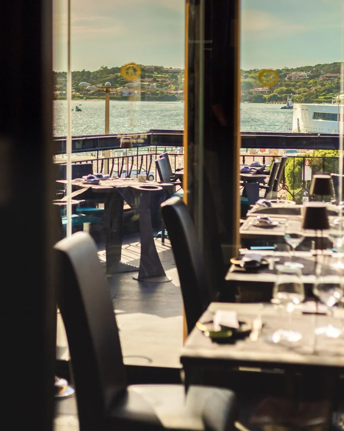 Elegant dining setup at Finger's restaurant in Porto Cervo with a stunning sea view and yachts