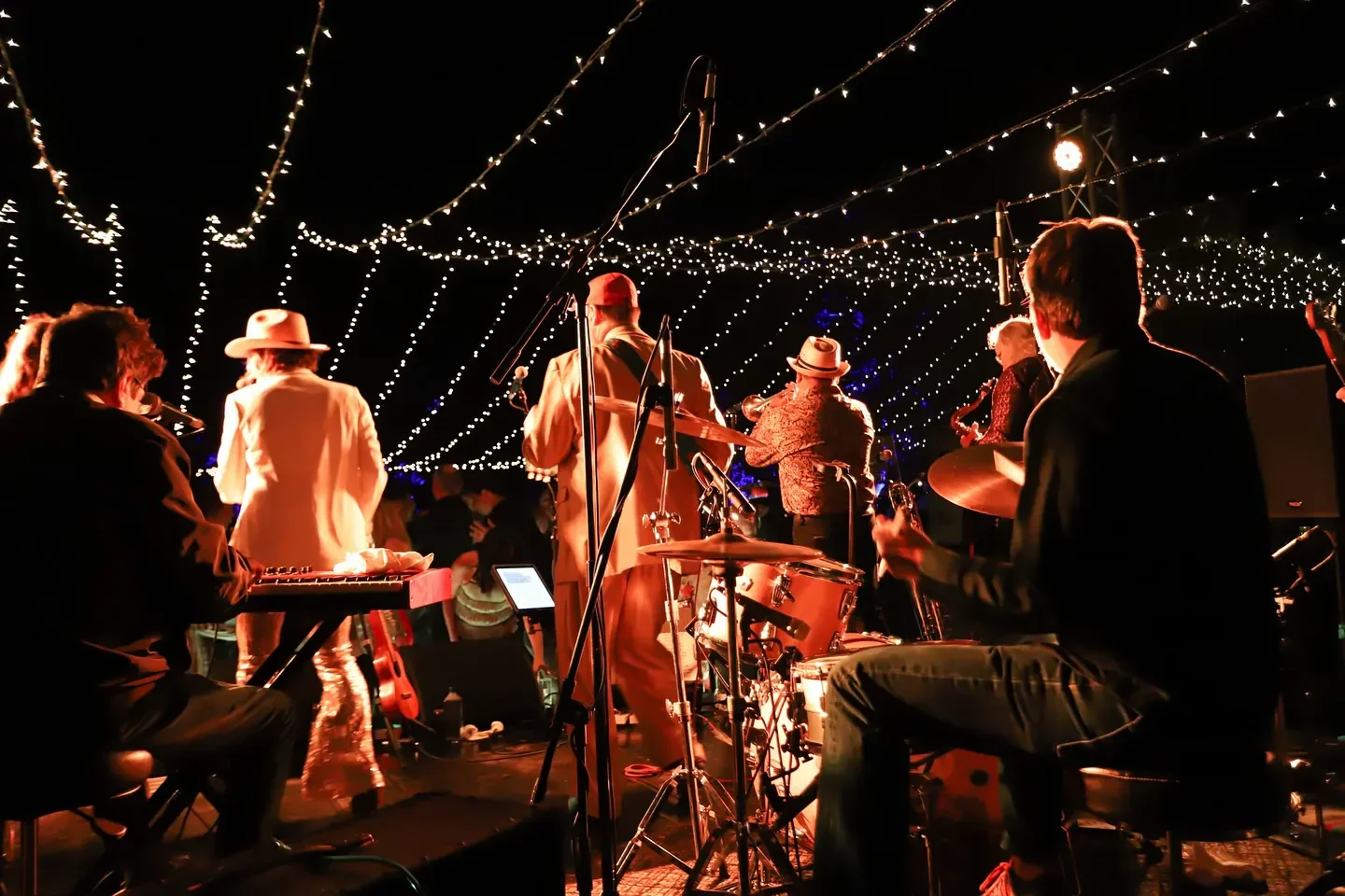 Live music performance at Flora's Field Kitchen restaurant in San José del Cabo, Baja California.