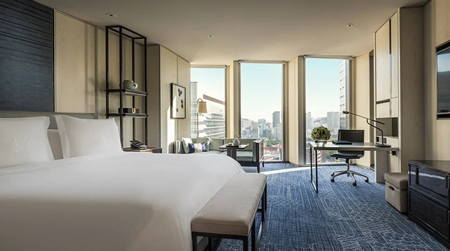 Four Seasons Hotel Seoul room with city views in Seoul, featuring elegant design.