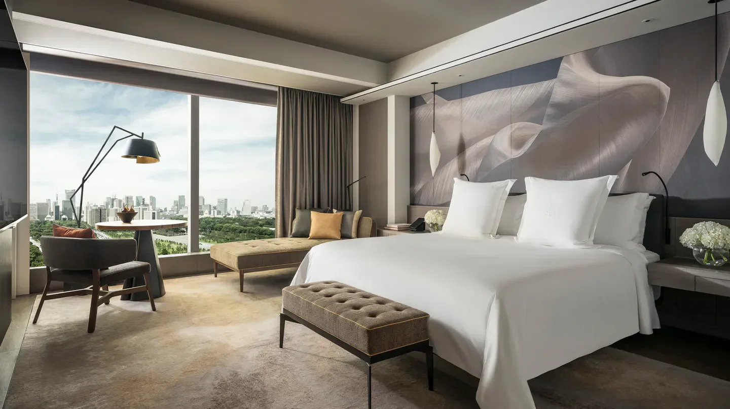 Luxury bedroom at Four Seasons Hotel Tokyo at Otemachi with city views of Tokyo.