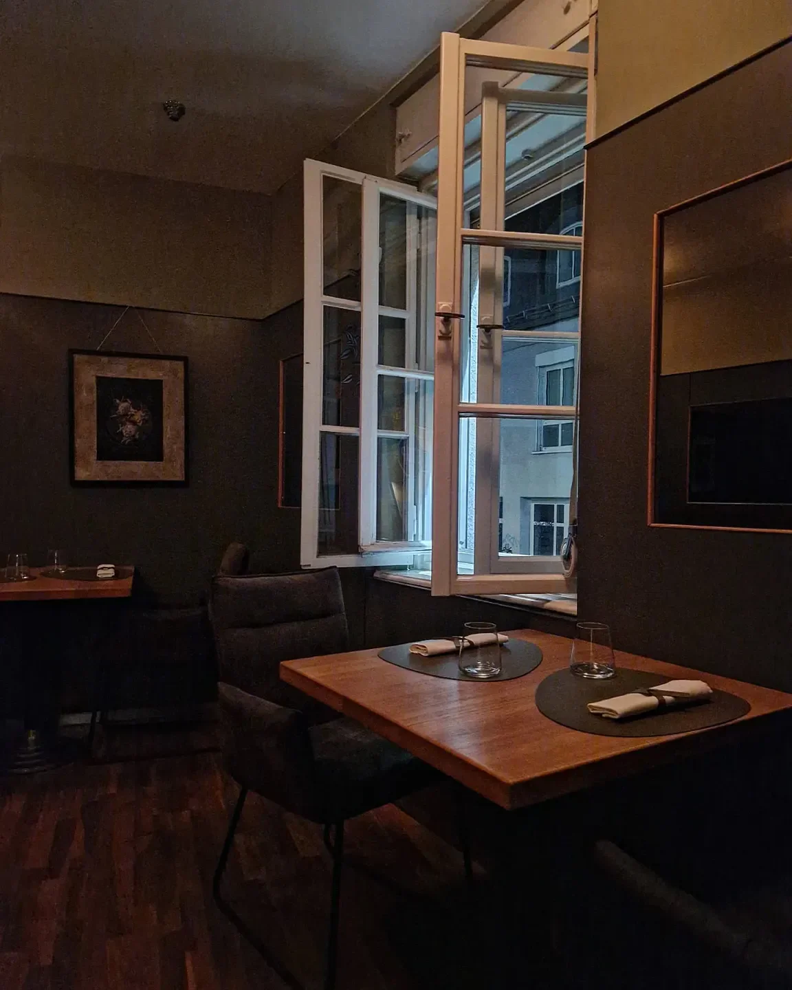 Cozy dining area at Gabelspiel in Munich, with a window view and table setting