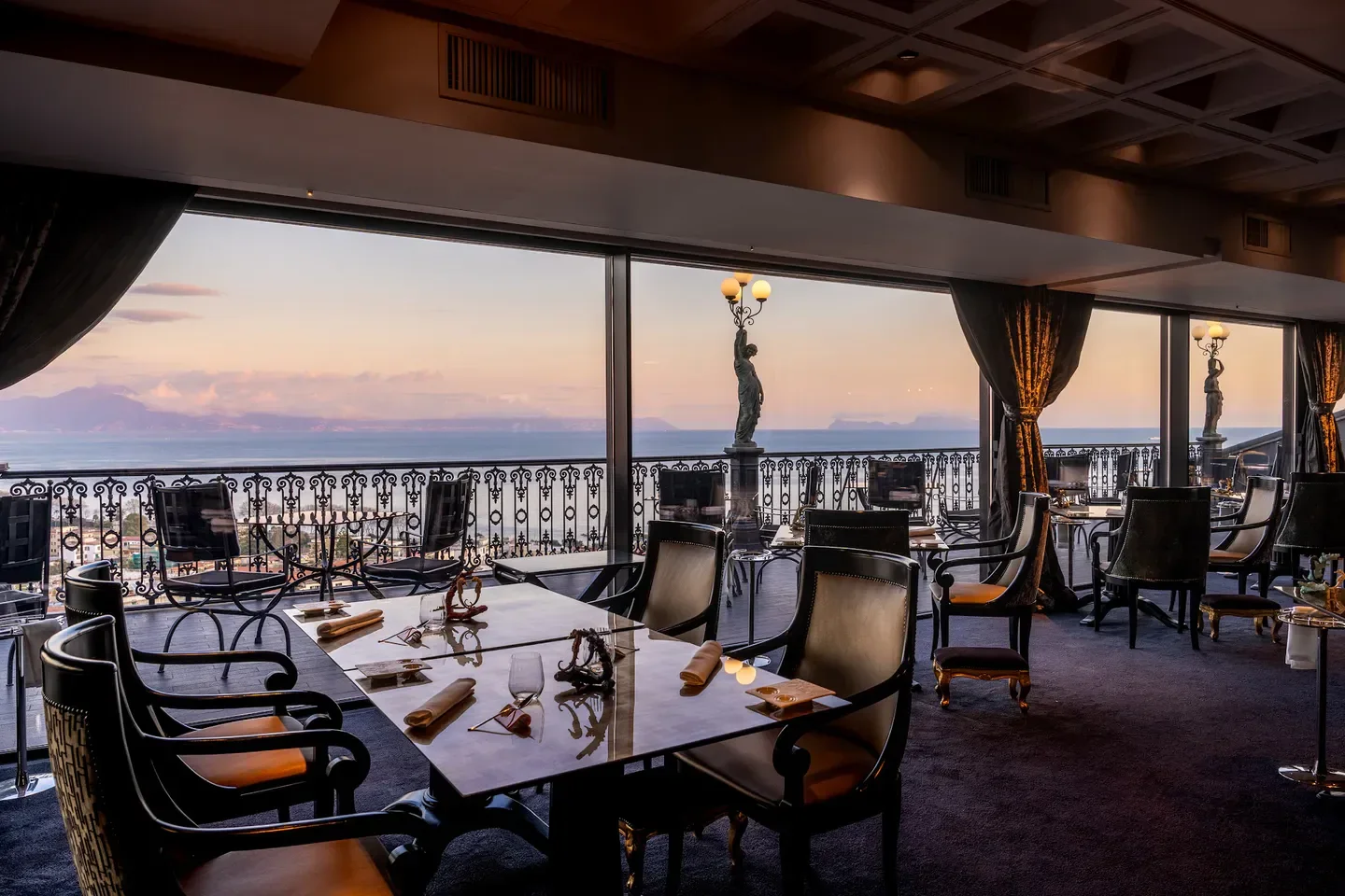 George Restaurant in Napoli: elegant dining room with sea view at sunset.