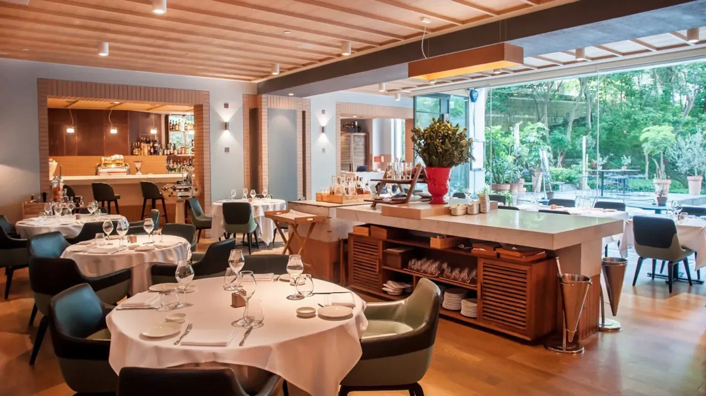 Elegant interior of Giando Italian Restaurant & Bar in Hong Kong, with outdoor views.