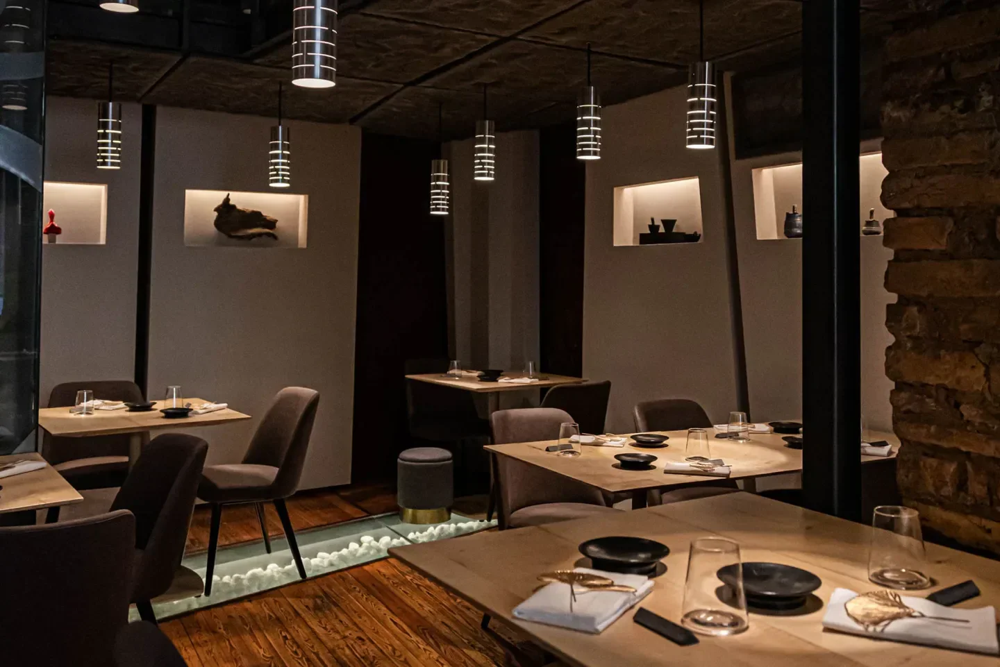 Elegant dining room interior at Glass Hostaria restaurant in Rome, featuring stylish decor.