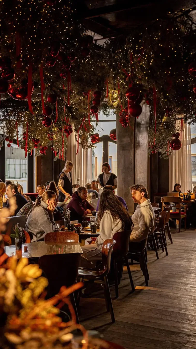 Cozy dining at Gorynych (Горыныч) in Moscow, with festive decorations and a warm atmosphere.