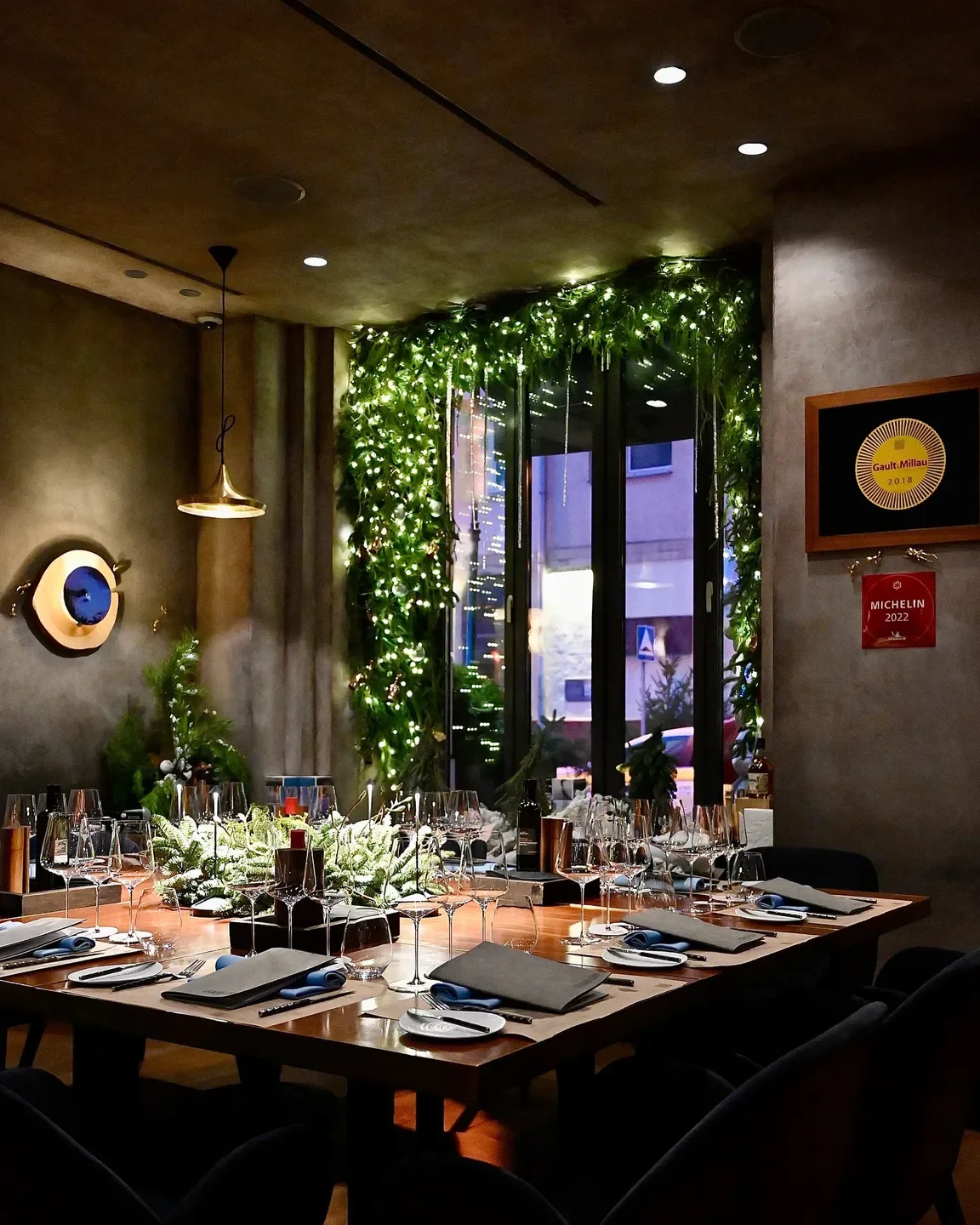 Elegant dining table at Grand Cru Moscow restaurant, decorated for the holidays.