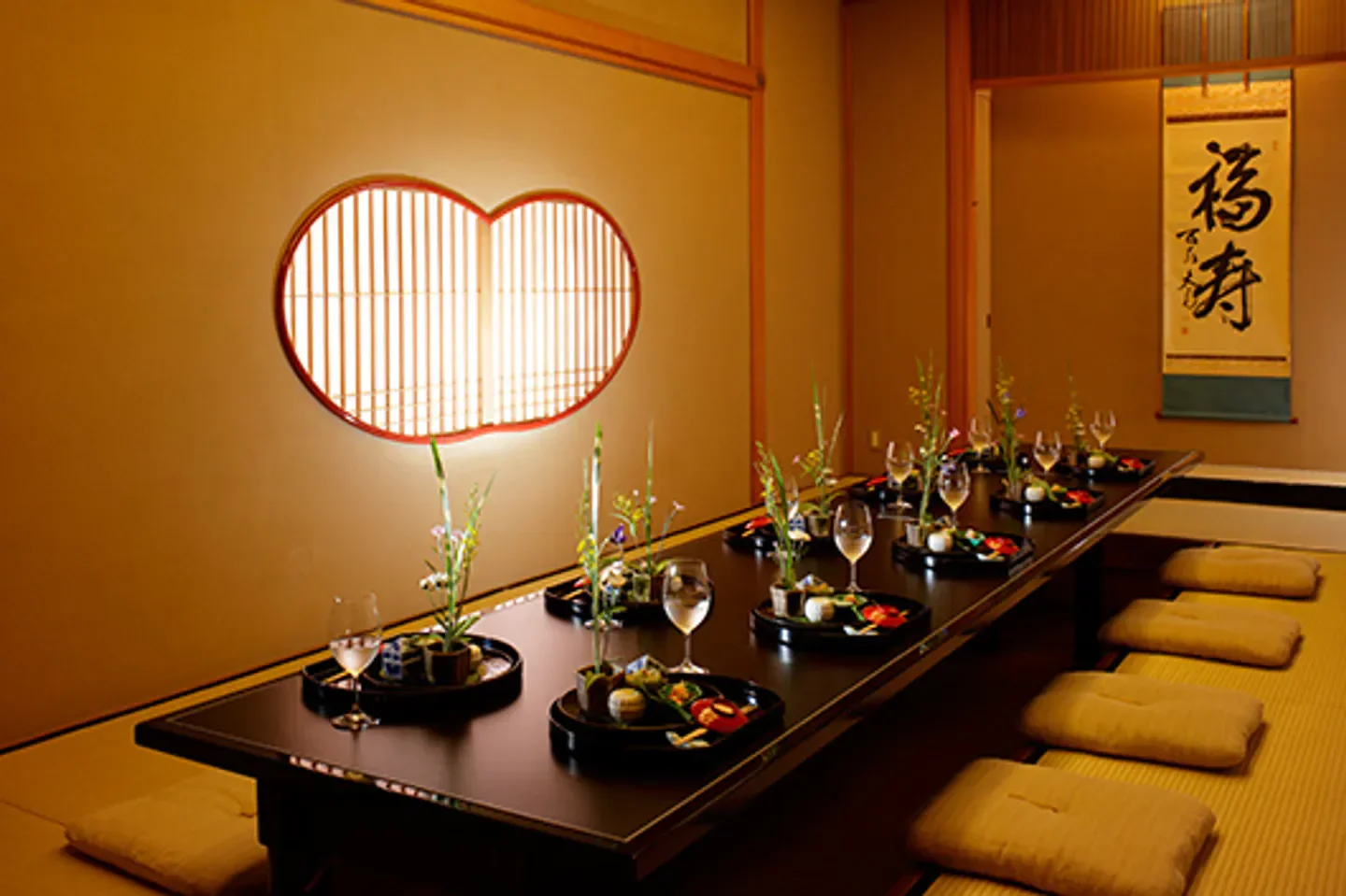 Elegant dining at Hana-Kitcho restaurant in Kyoto, featuring traditional Japanese cuisine.