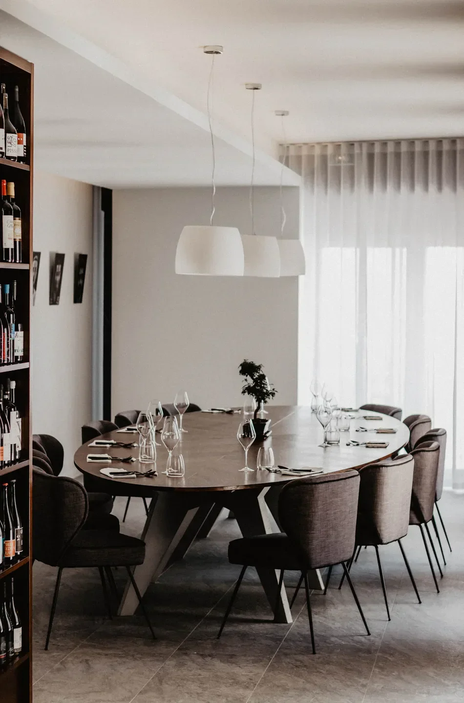 Hedone restaurant in Toulouse: Elegant dining room with a long table and wine selection