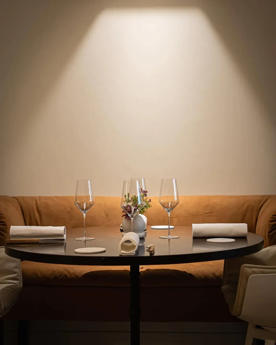 Elegant table setting at Hémicycle restaurant in Paris, ready for a fine dining experience.