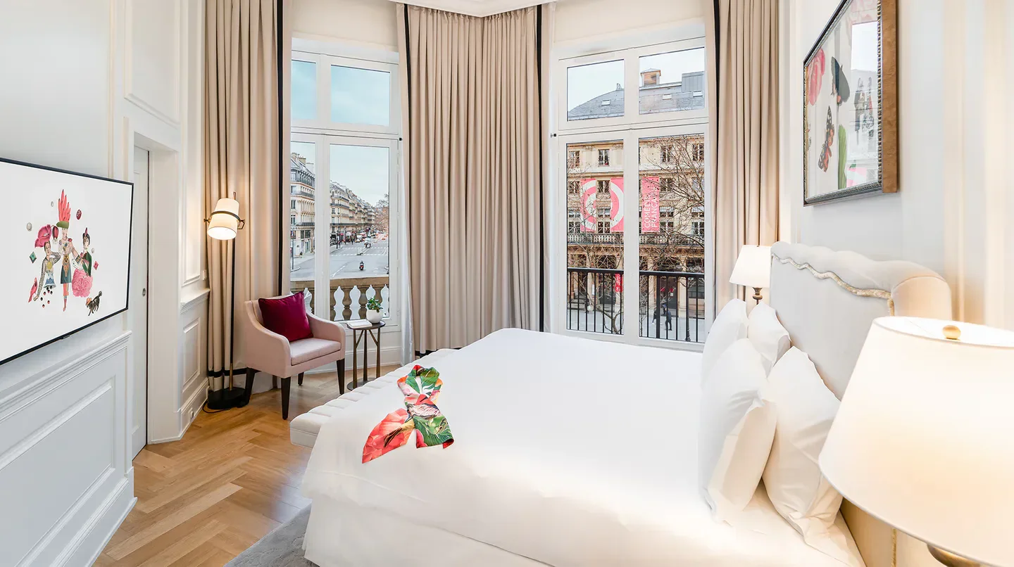 Hôtel du Louvre bedroom in Paris with views of the city