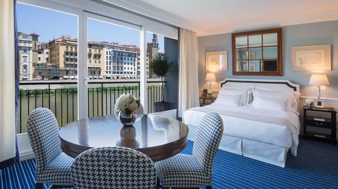 Hotel Lungarno - Lungarno Collection in Florence: bedroom with river view and balcony.