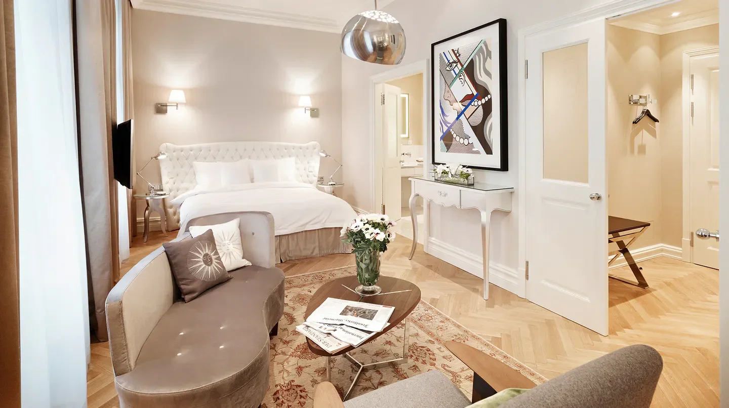 Elegant bedroom at Hotel Sans Souci Wien, Vienna, featuring stylish decor and luxurious details.