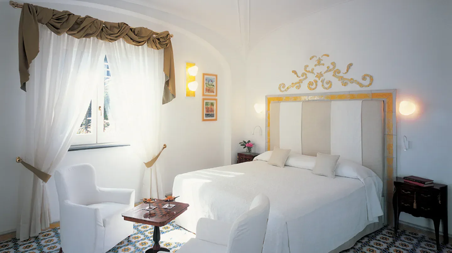 Cozy bedroom at Hotel Santa Caterina in Venice, featuring elegant white decor.