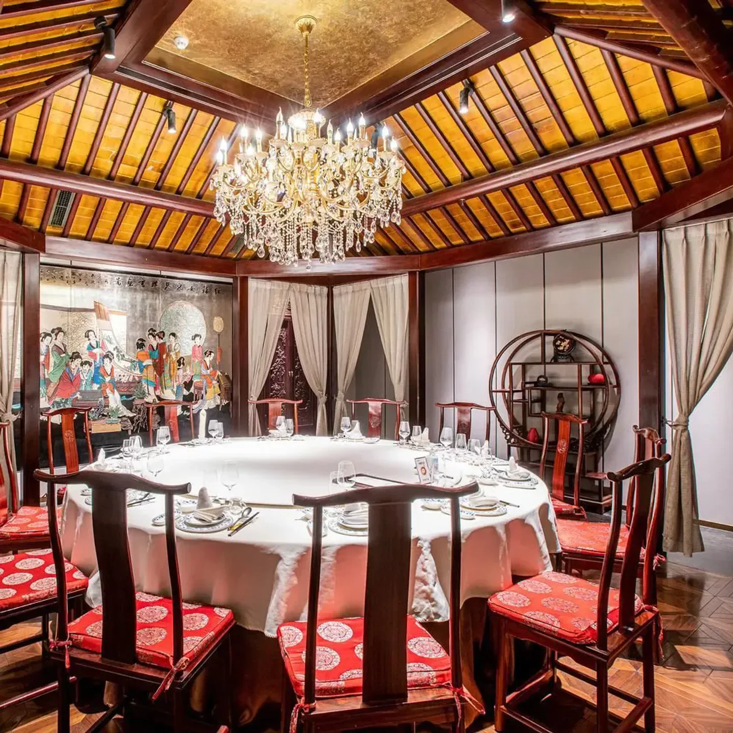 Elegant dining room at Huaiyang Fu (Dongcheng) in Beijing, featuring a grand chandelier.