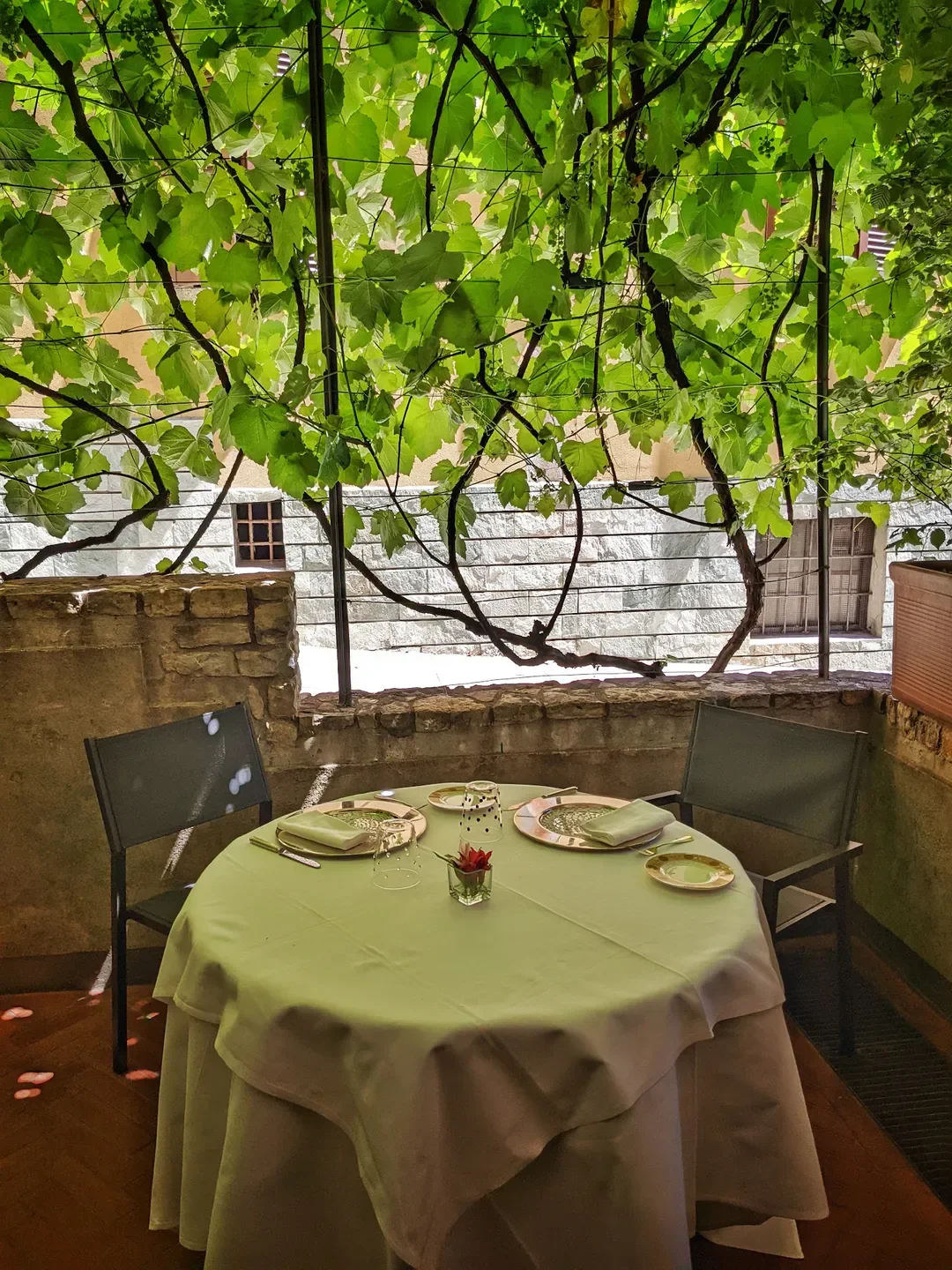 Cozy outdoor dining at Il Cantuccio restaurant in Lake Como, with lush greenery overhead