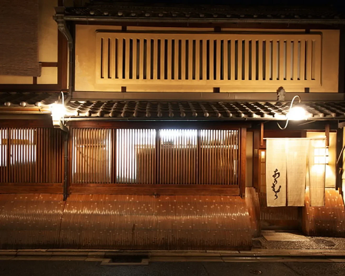 Exterior of Isshisoden Nakamura restaurant in Kyoto at night with traditional design.