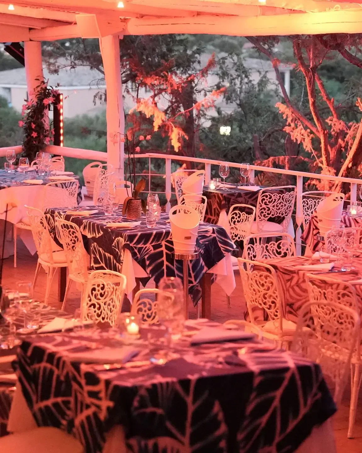 Justme nightclub in Porto Cervo: Elegant outdoor dining setting with decorative tables.