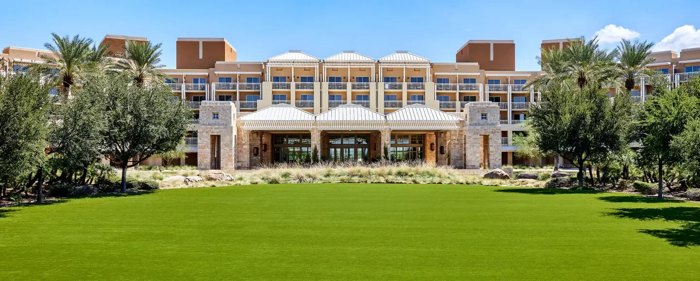 JW Marriott Phoenix Desert Ridge Resort & Spa in Phoenix, view of the entrance and lawn