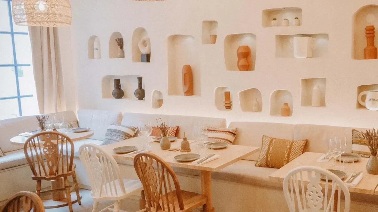 Elegant dining at Kalamata restaurant in Paris, featuring stylish decor and cozy atmosphere.