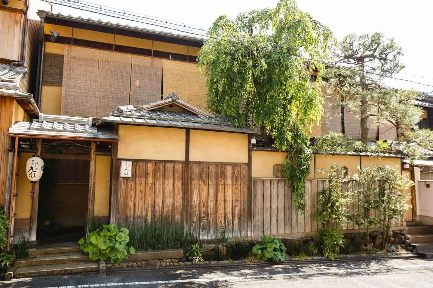 Exterior view of Kenninji Gion Maruyama restaurant in Kyoto, Japan, with traditional architecture.