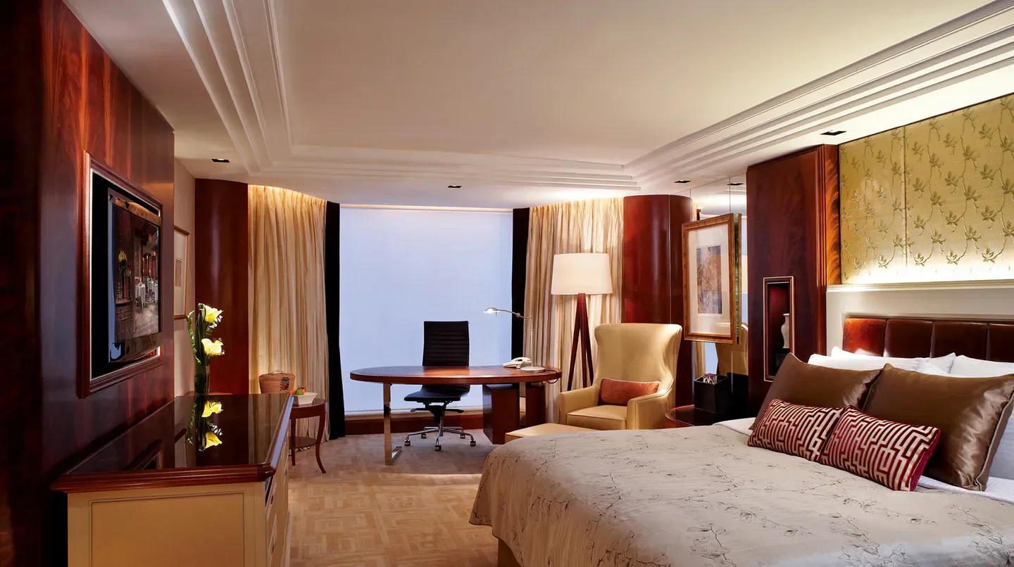 Luxury hotel room at Kowloon Shangri-La in Hong Kong, featuring elegant design and comfort.